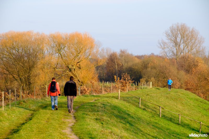 Wandelaars op een dijk