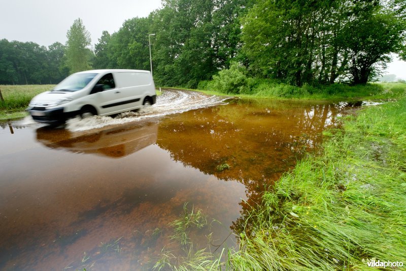 Overstroomde weg