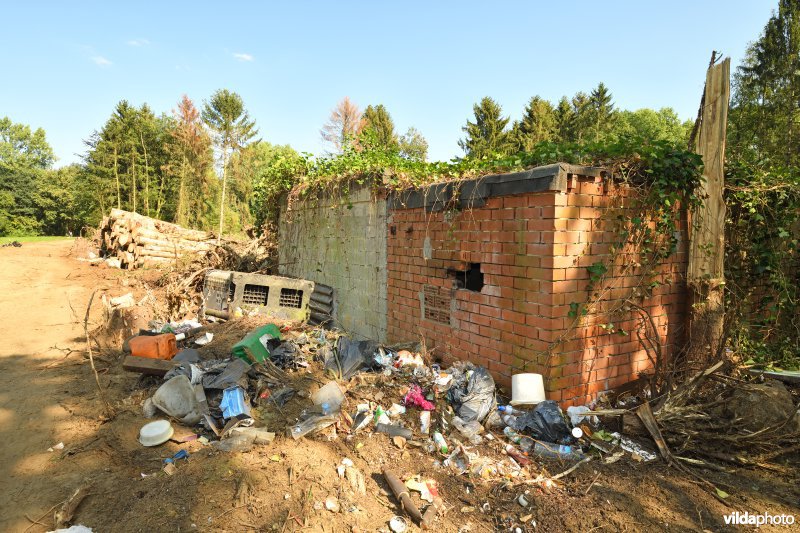 Afbraak van weekendverblijf langs de Grote Nete