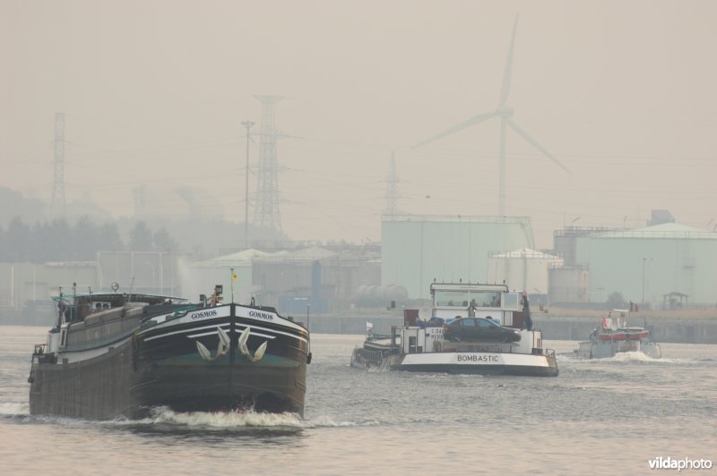 Scheepvaart op het kanaal Gent-Terneuzen