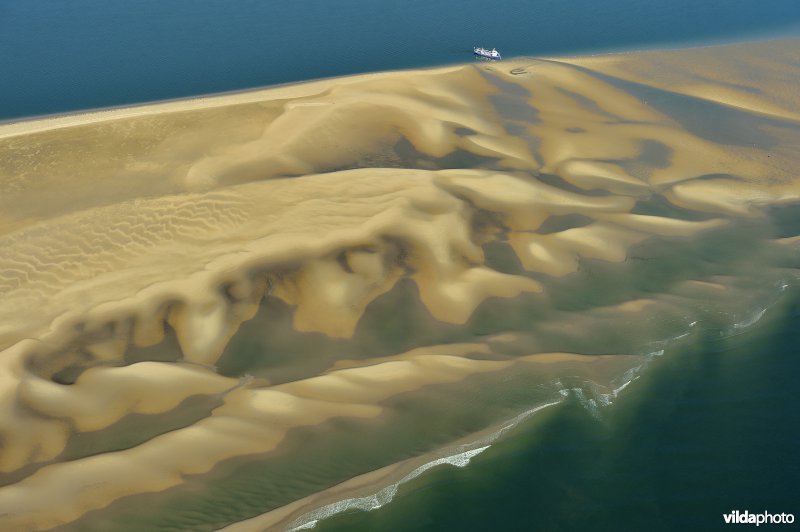 Boot aan zandplaat bij laagtij