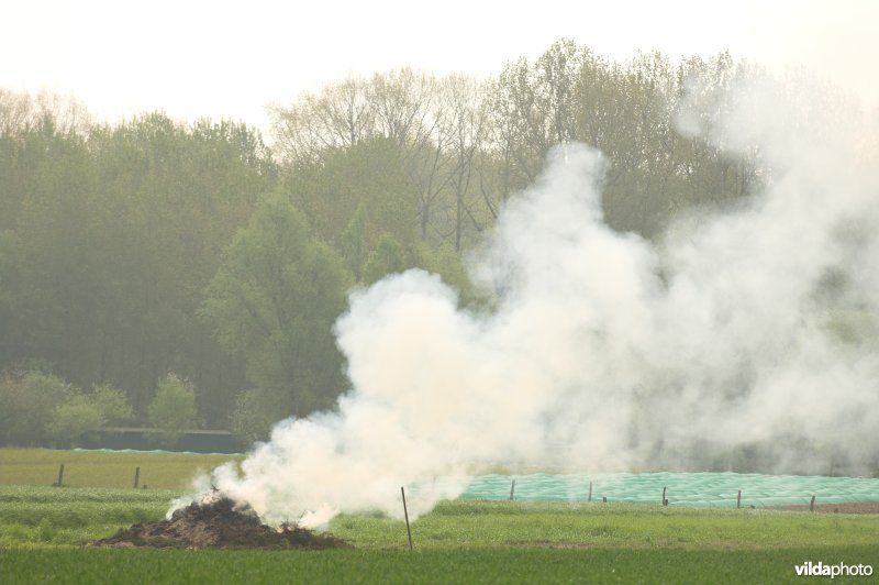 Vuurtje stoken door een landbouwer