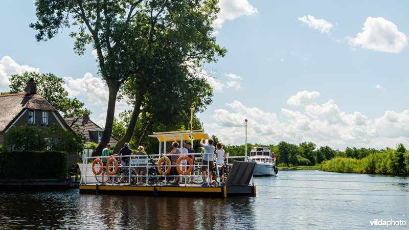 Toeristen op het pontje van Jonen