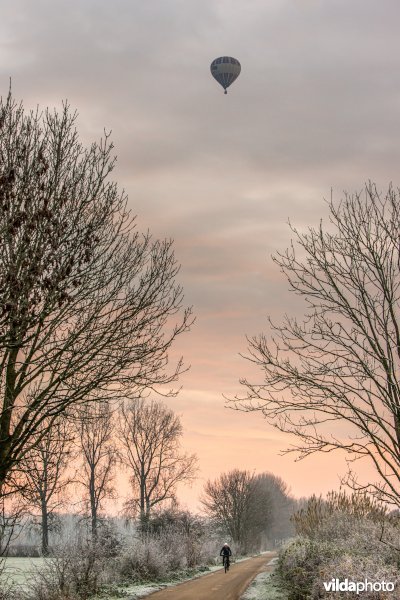 Luchtballon boven de uiterwaarden