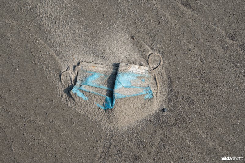 Mondmasker op het strand