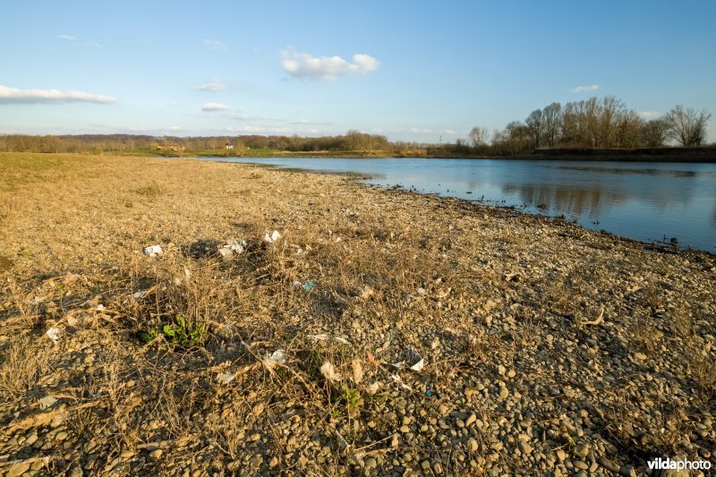 Afval na het wegtrekken van hoogwater