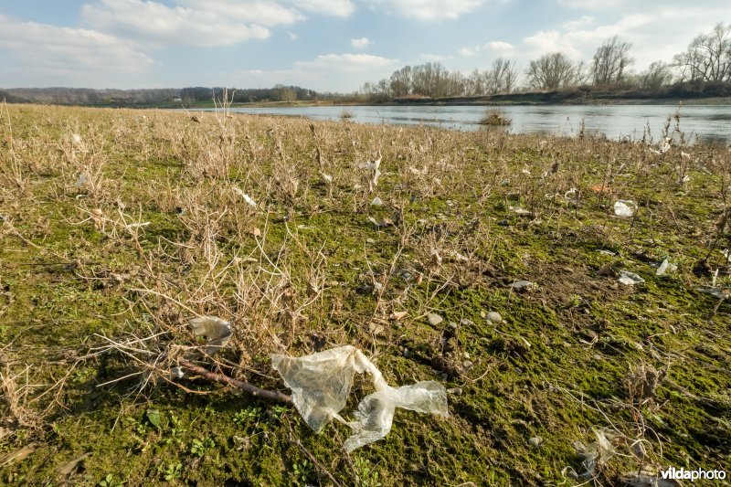 Afval na het wegtrekken van hoogwater