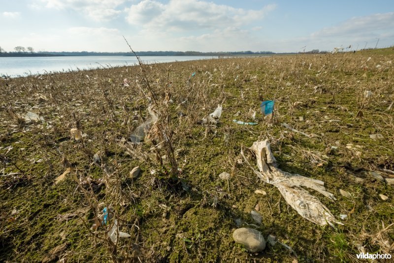 Afval na het wegtrekken van hoogwater