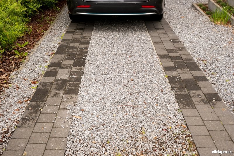 Oprit met twee verharde rijstroken