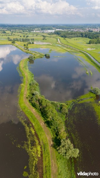 Wachtbekken rond het Schulensmeer is deels gevuld door overvloedige neerslag
