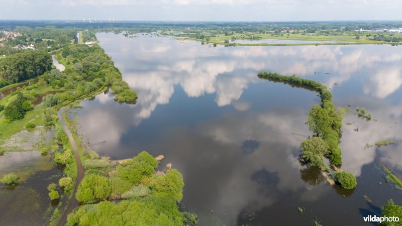 Wachtbekken rond het Schulensmeer is deels gevuld door overvloedige neerslag