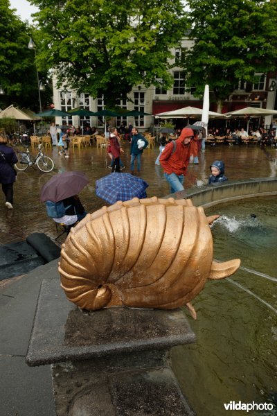 Sculptuur van nautilus op de Grote Markt in Deventer