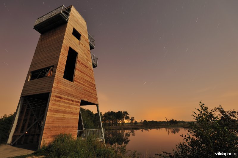 Uitkijktoren aan Kleine Klotteraard onder sterrenhemel