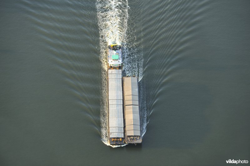 Vrachtboot op kanaal