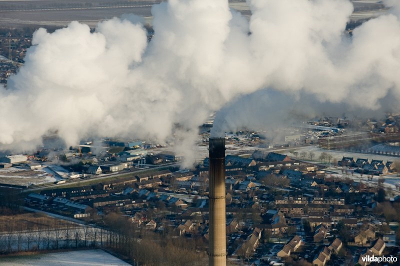 Luchtfoto van rokende schoorstenen van de Amercentrale bij Geertruidenberg