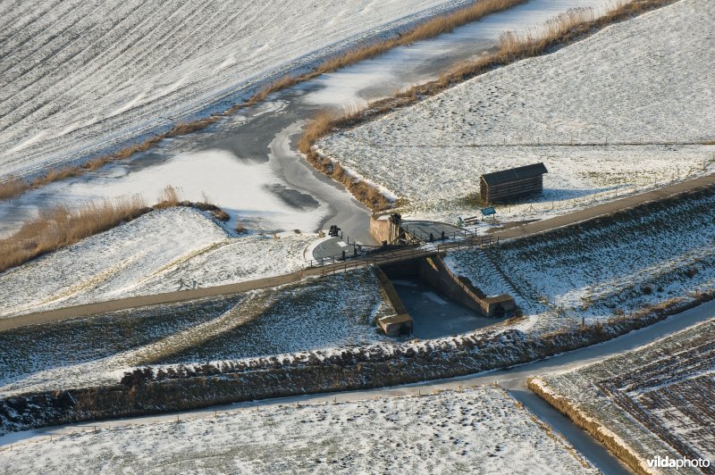 Luchtfoto van de waaiersluis bij Fort Bakkerskil, De Biesbosch