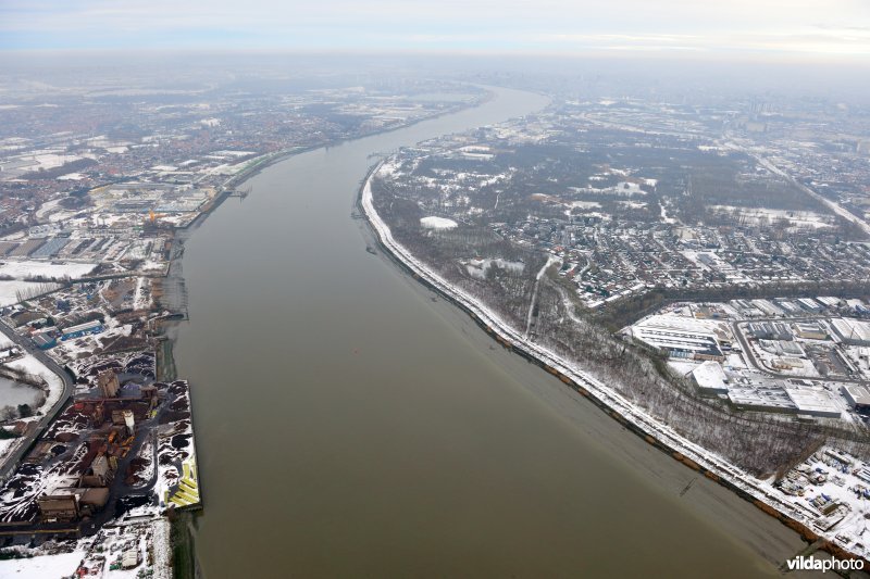 Industrieterrein langs de Schelde