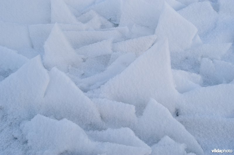 Patronen in het bevroren meer van Abisko