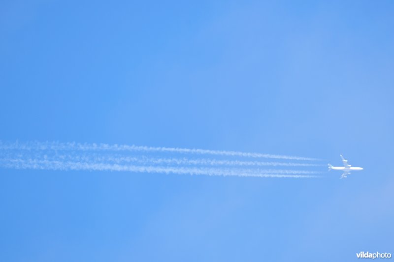 Lijnvliegtuig met condensatiestrepen