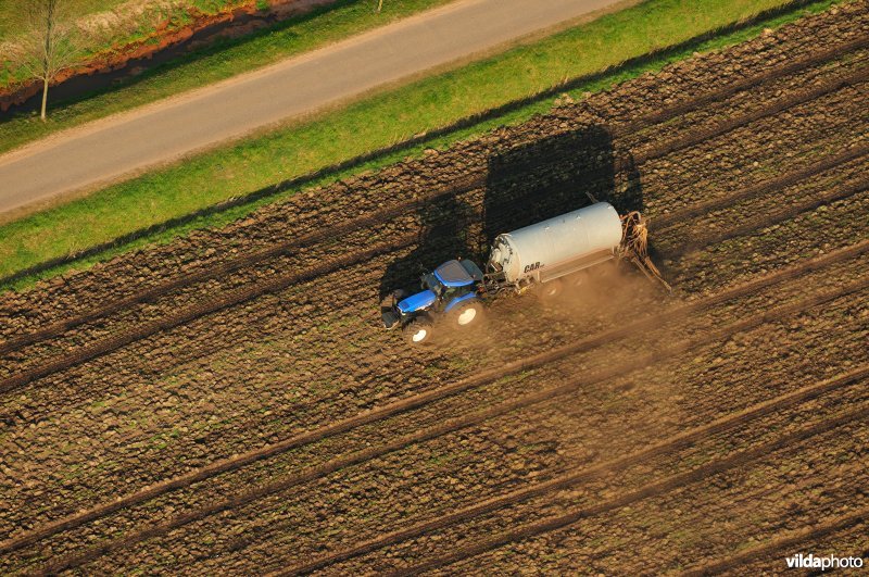 Boer aan het bemesten