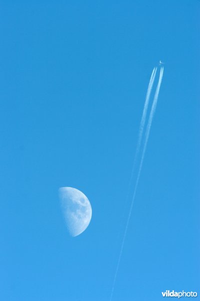 Vliegtuig naast een halve maan