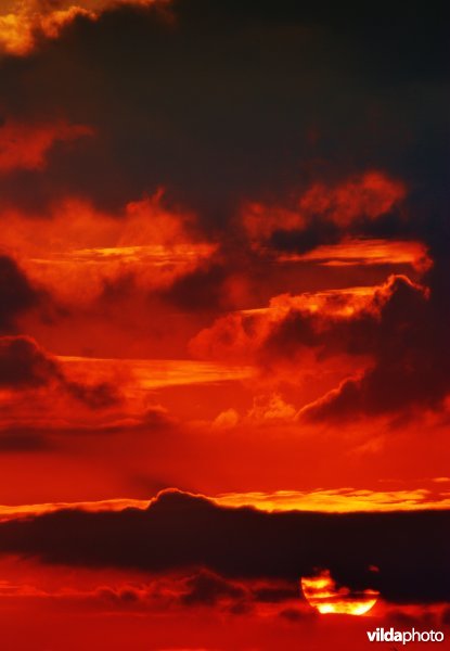 Rode lucht met ondergaande zon