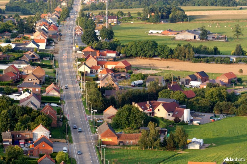 Lintbebouwing langs een steenweg