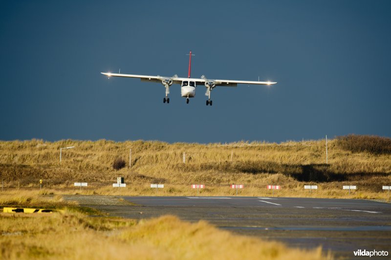 Landend vliegtuig op Helgoland