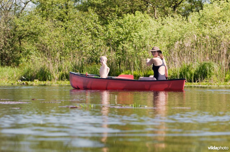 Kind en vrouw in een kano in de Wieden