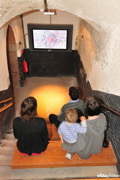 Video bekijken in het museum van Fort 4