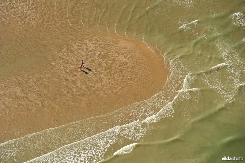 Toeristen op het strand