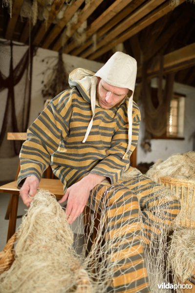 Reënactement in de Middeleeuwse vissershuisjes van Walraversijde