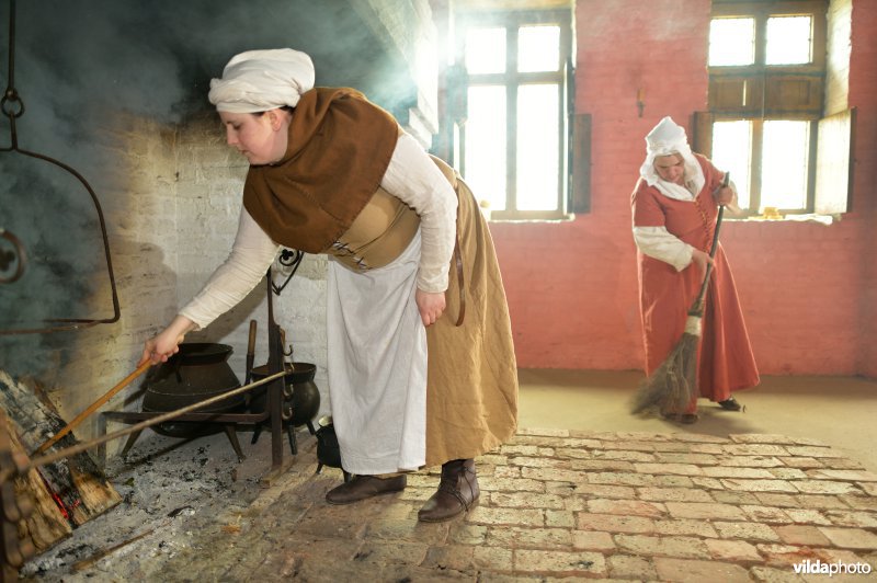 Reënactement in de Middeleeuwse vissershuisjes van Walraversijde