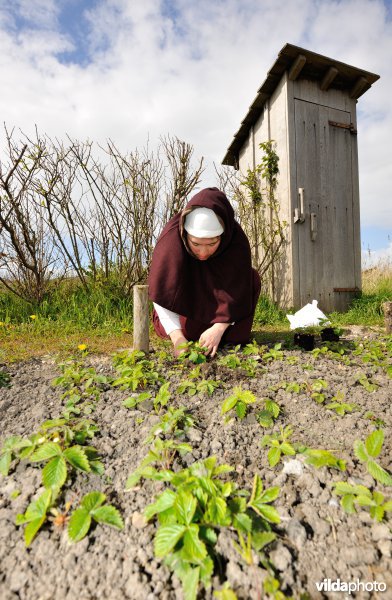 Reënactement in de Middeleeuwse vissershuisjes van Walraversijde