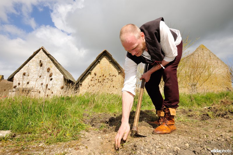 Reënactement in de Middeleeuwse vissershuisjes van Walraversijde
