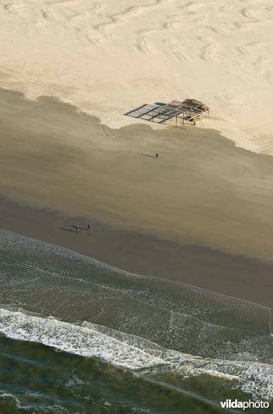 Wandelaars op zandstrand