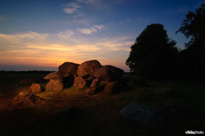 Hunebed bij avond