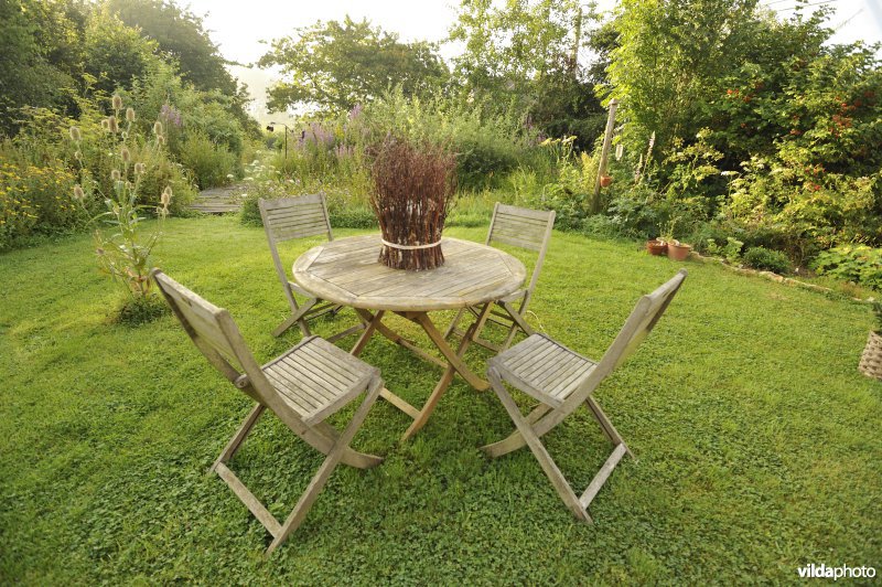 Natuurlijke tuin met zithoek