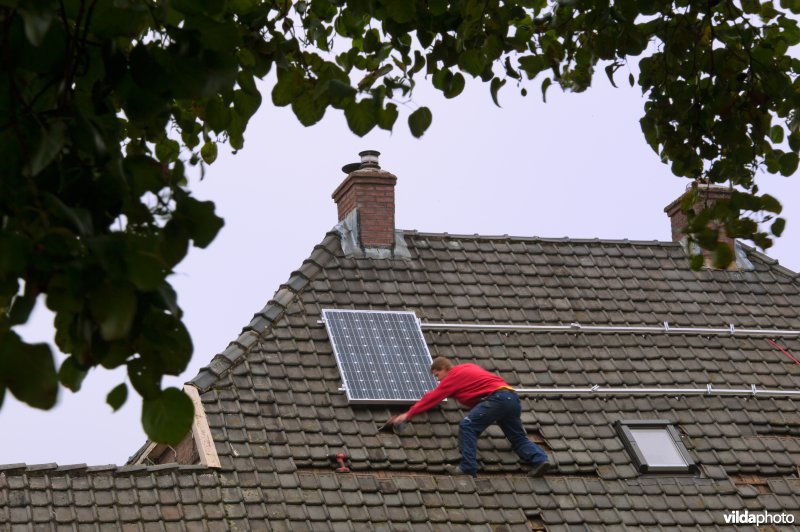 Zonnepanelen plaatsen op een dak
