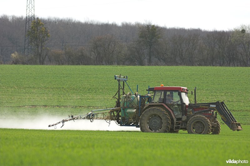 Boer sproeit pesticiden