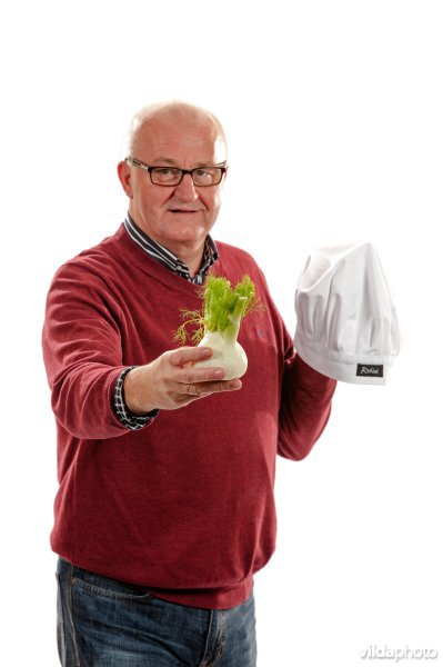 Een kok toont biologische ingredienten voor zijn keuken