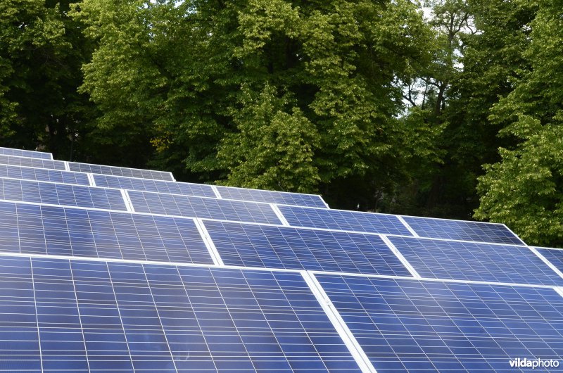 Zonnepanelen op een dak